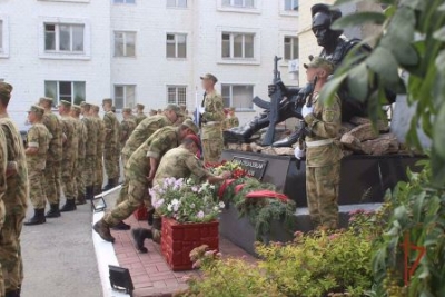В Челябинске состоялось открытие мемориальной доски в память о погибших при исполнении служебного долга военнослужащих отряда специального назначения Уральского округа