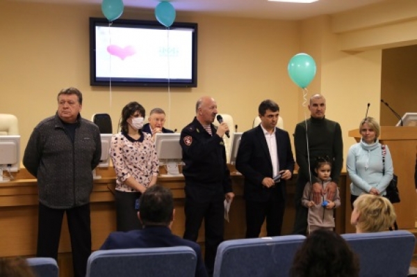 Семьи росгвардейцев с особенными детьми получили помощь от благотворительного фонда «Бирюзовый»