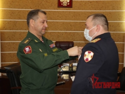 Командующий Уральским округом войск национальной гвардии наградил южноуральского сотрудника Росгвардии государственной медалью «За спасение погибавщих»