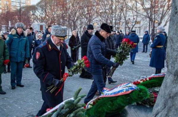 В Челябинске росгвардейцы возложили цветы к мемориалу в День Героев Отечества